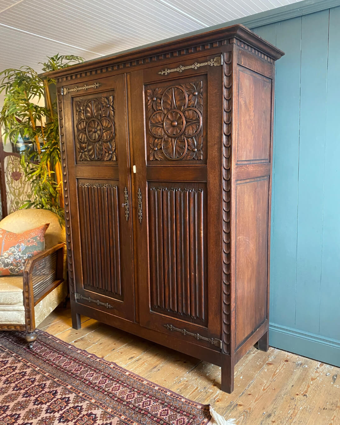 1930s 2-Door Linenfold Oak Wardrobe