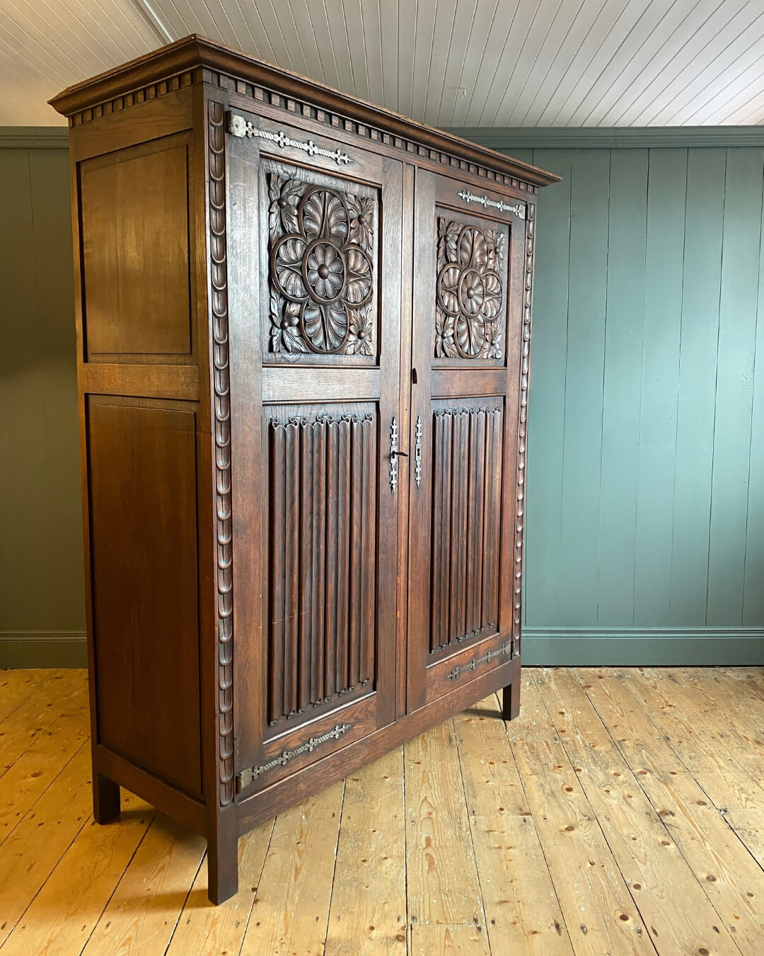 1930s 2-Door Linenfold Oak Wardrobe