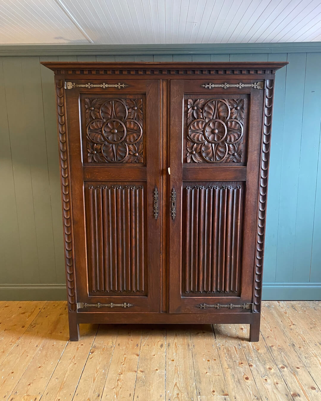 1930s 2-Door Linenfold Oak Wardrobe