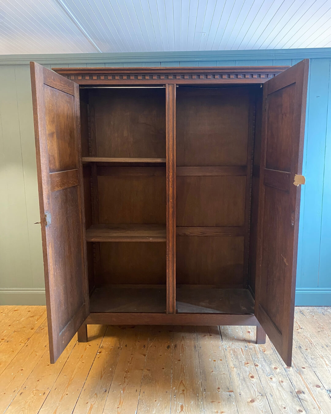 1930s 2-Door Linenfold Oak Wardrobe