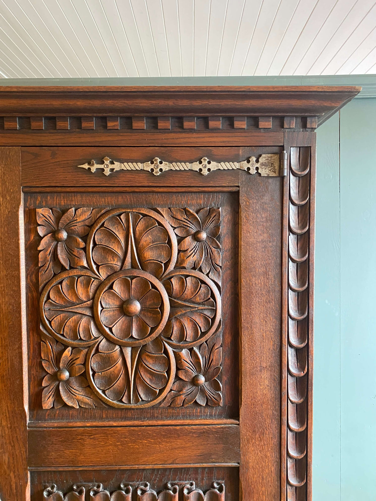 1930s 2-Door Linenfold Oak Wardrobe