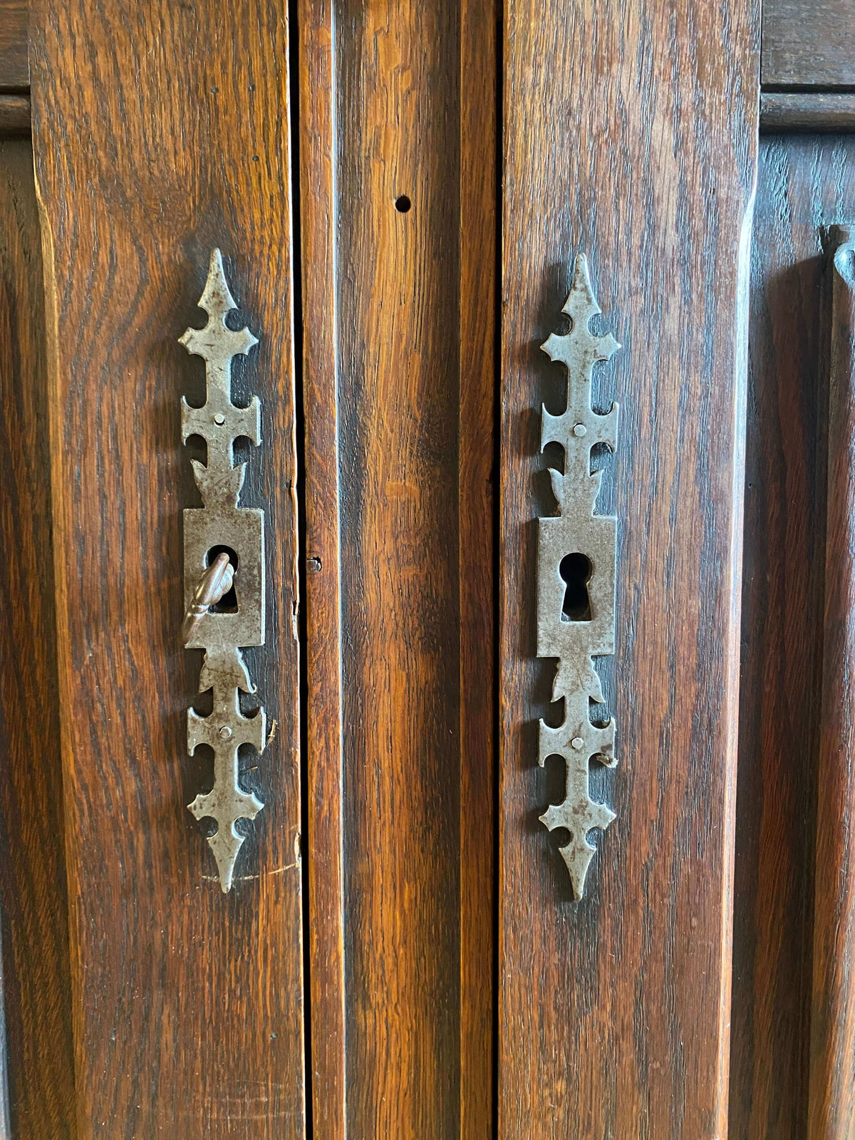 1930s 2-Door Linenfold Oak Wardrobe