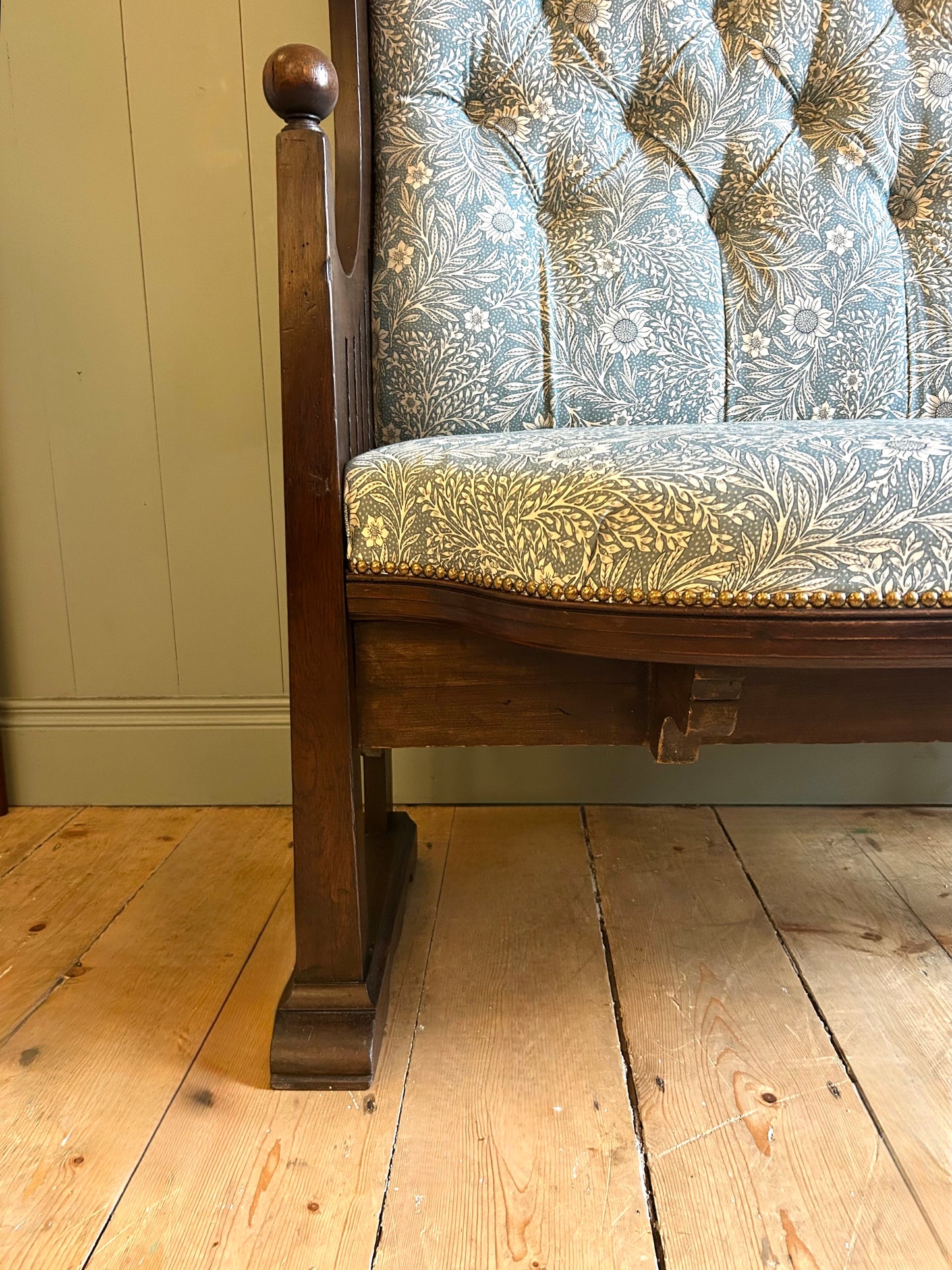 Arts & Crafts Settle Bench with William Morris fabric