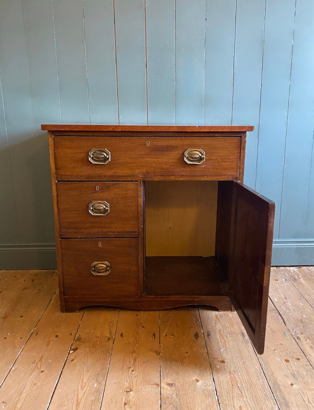 Early 1900s Mahogany Washstand