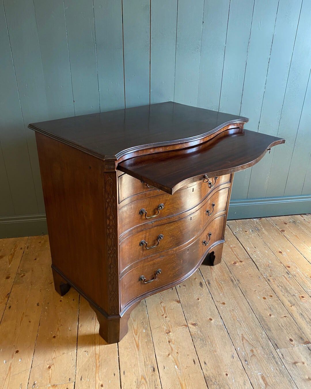 Georgian Mahogany Serpentine Chest Of Drawers