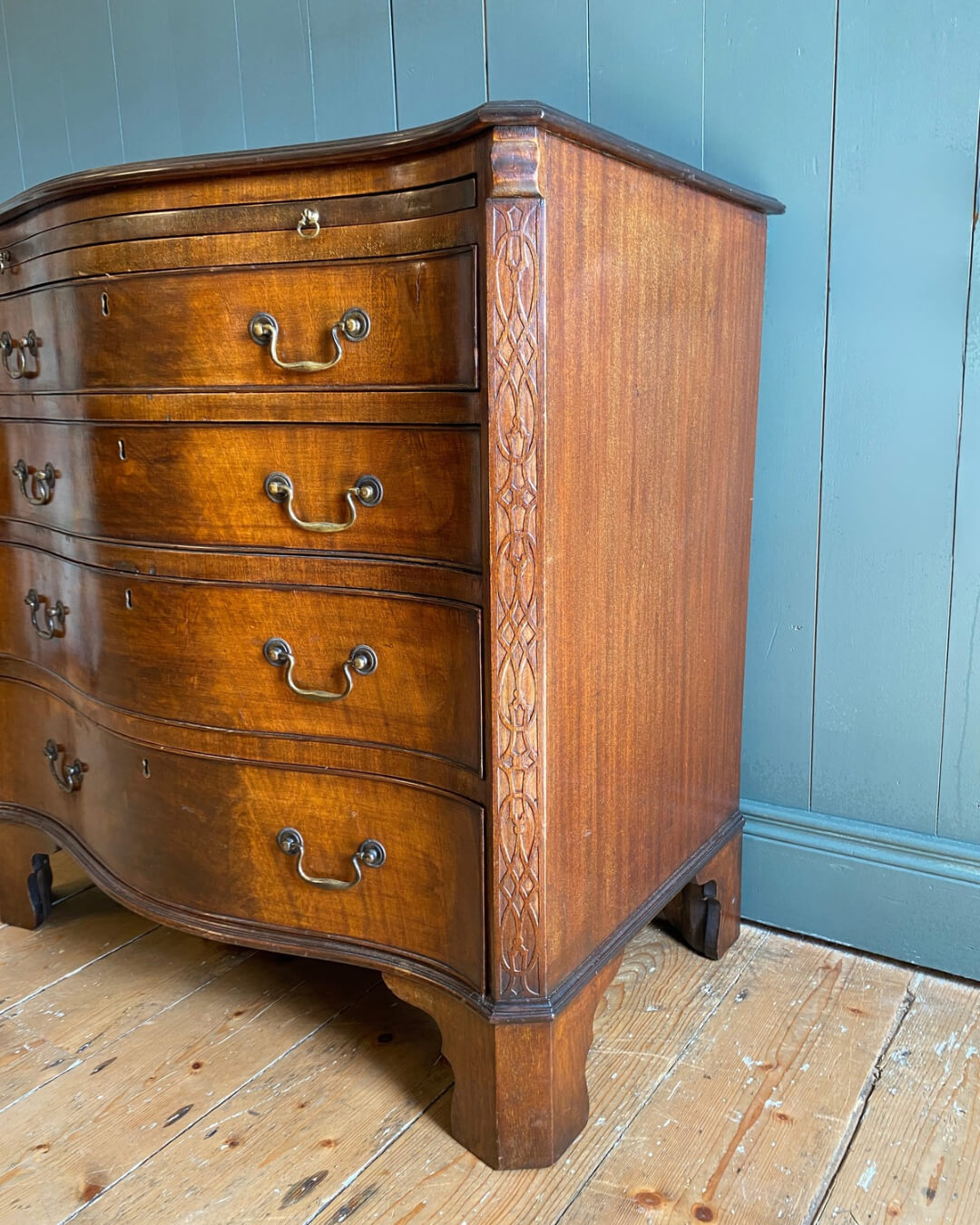 Georgian Mahogany Serpentine Chest Of Drawers