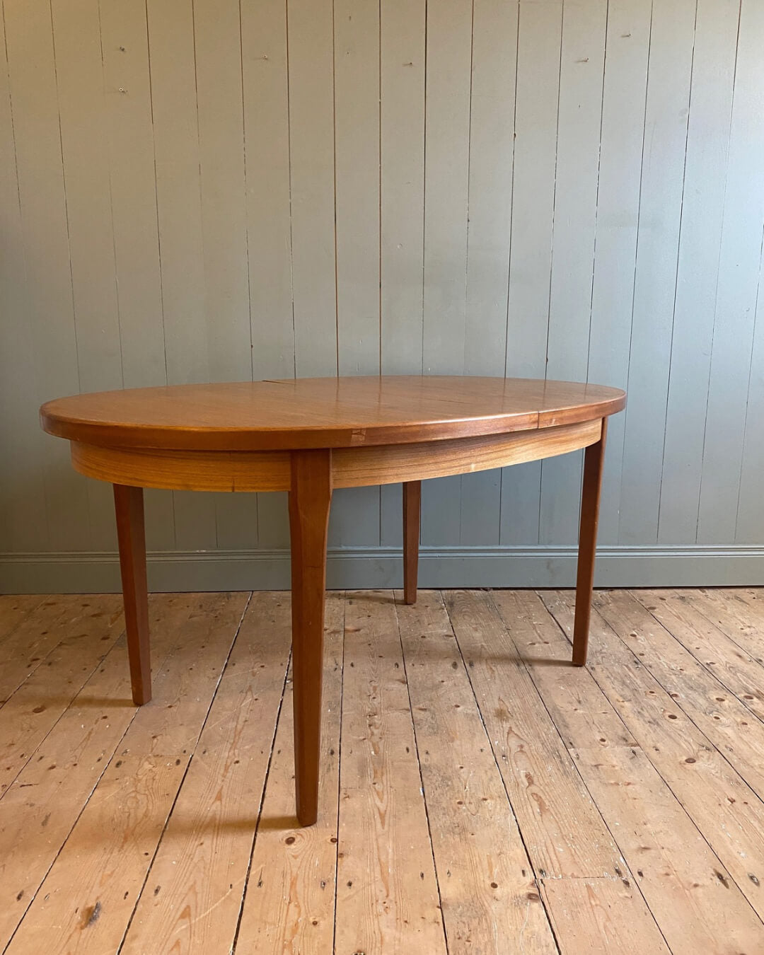 Mid Century Extendable Oval Dining Table and 6 Chair Set
