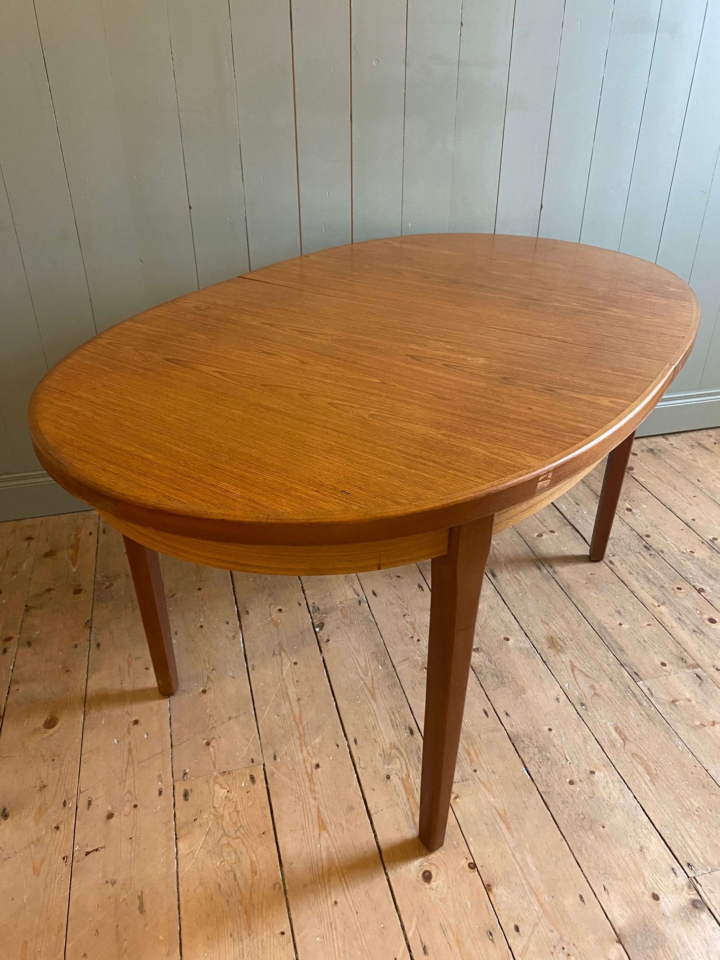 Mid Century Extendable Oval Dining Table and 6 Chair Set