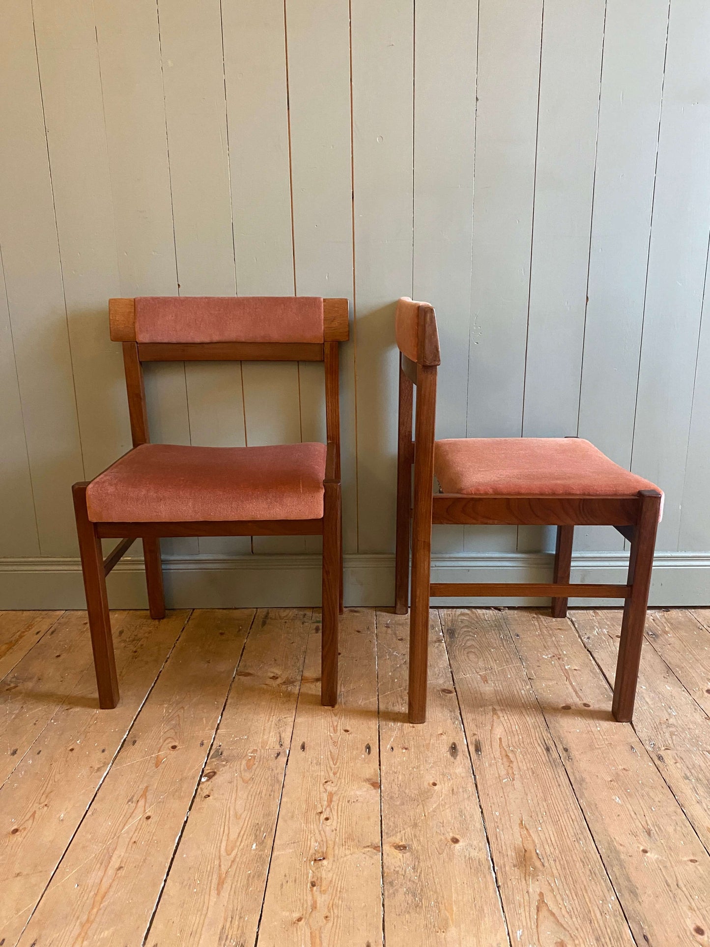 Mid Century Extendable Oval Dining Table and 6 Chair Set
