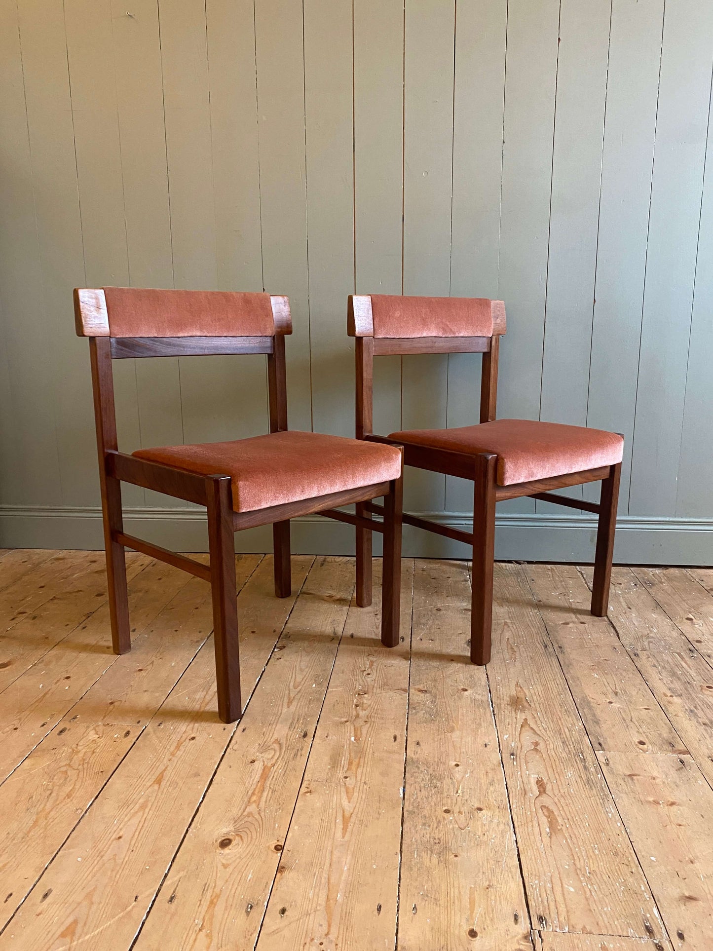Mid Century Extendable Oval Dining Table and 6 Chair Set