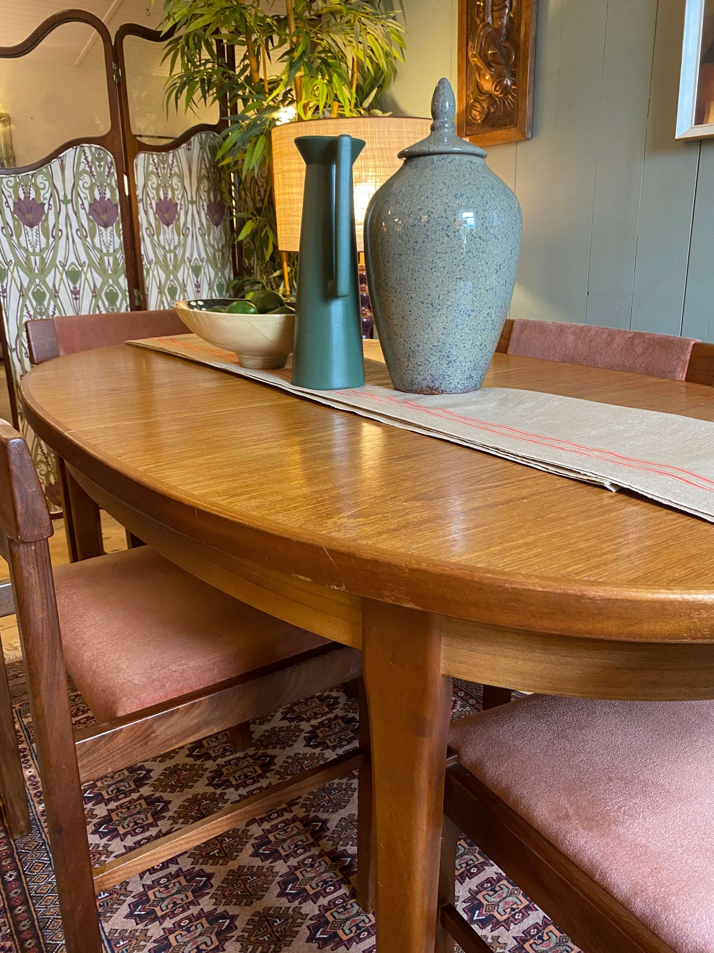Mid Century Extendable Oval Dining Table and 6 Chair Set