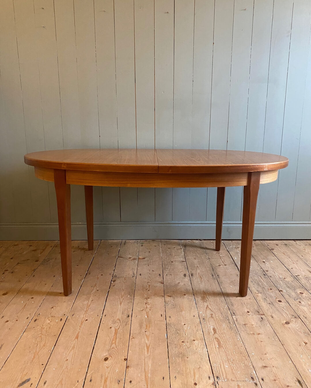 Mid Century Extendable Oval Dining Table and 6 Chair Set