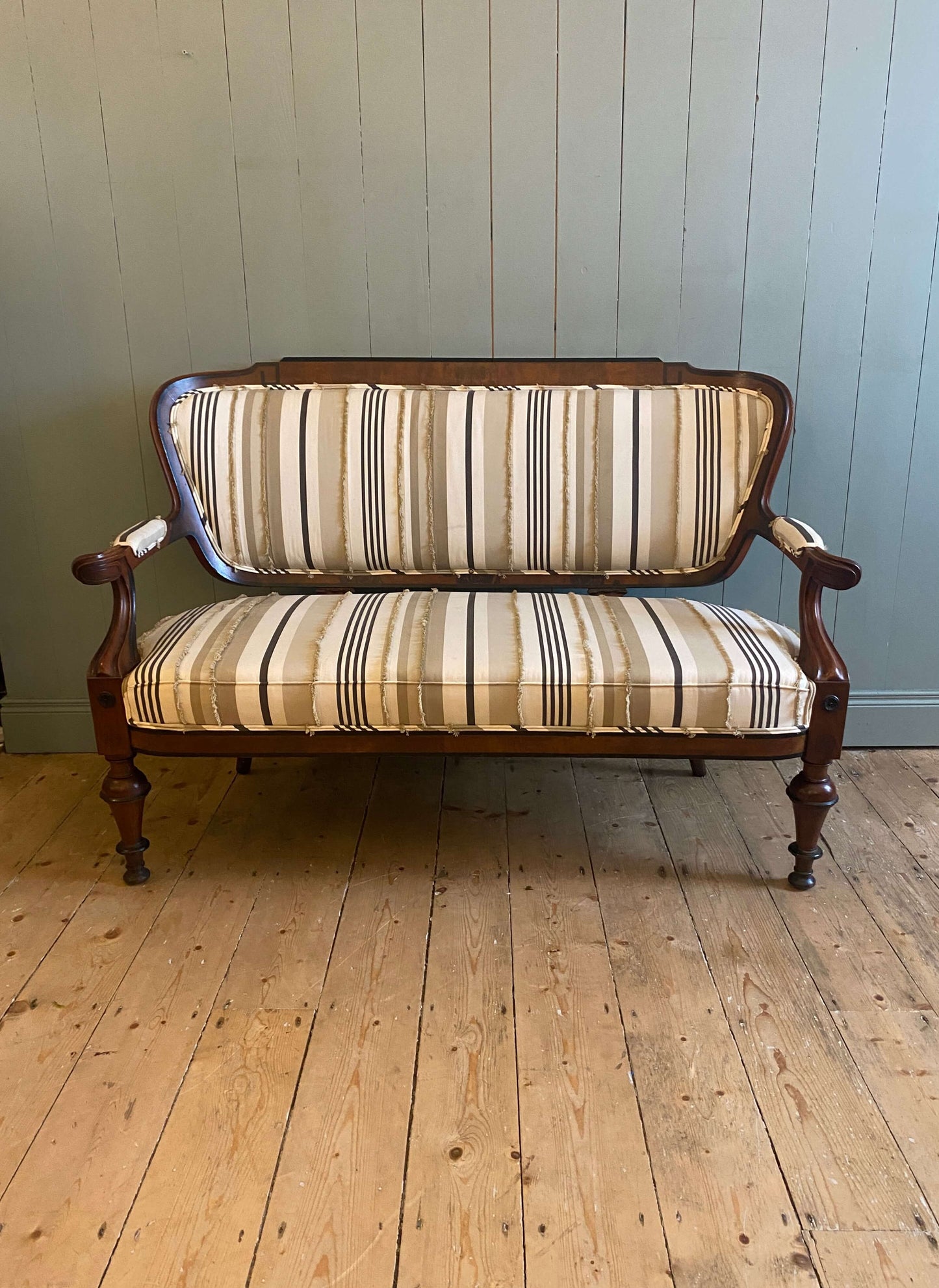 Victorian 3-Seater Walnut Settee