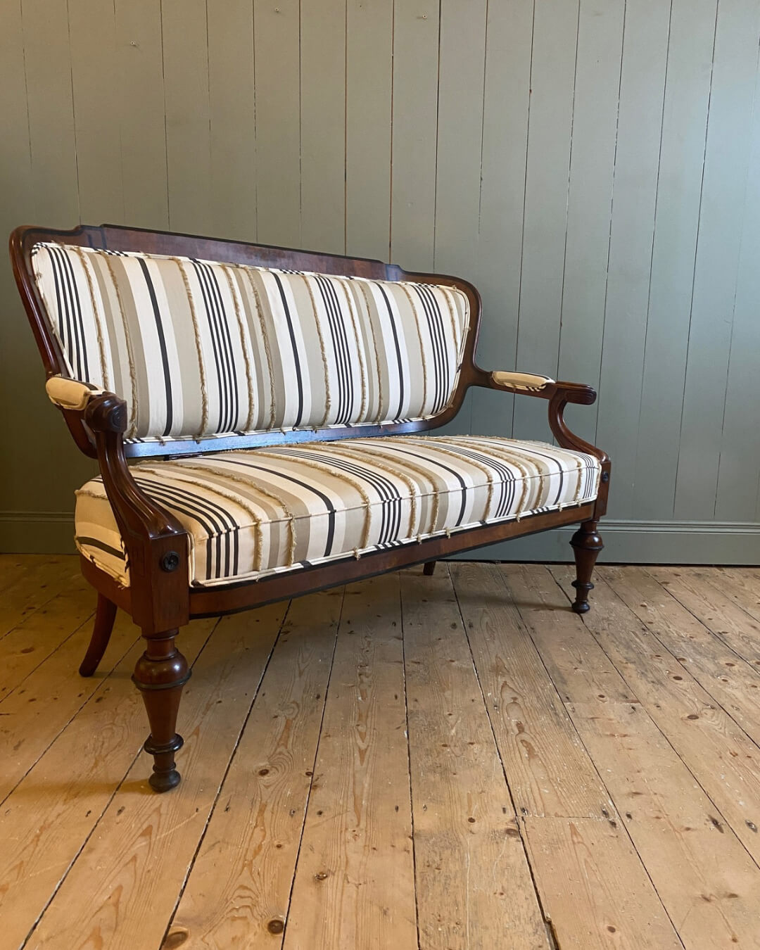 Victorian 3-Seater Walnut Settee