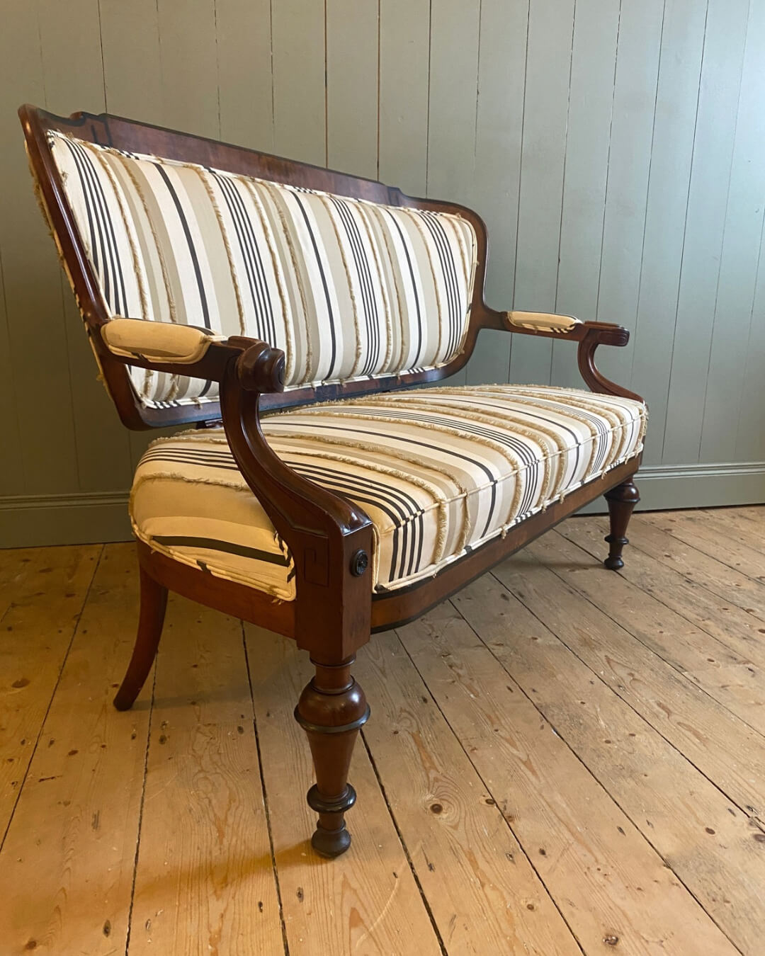 Victorian 3-Seater Walnut Settee