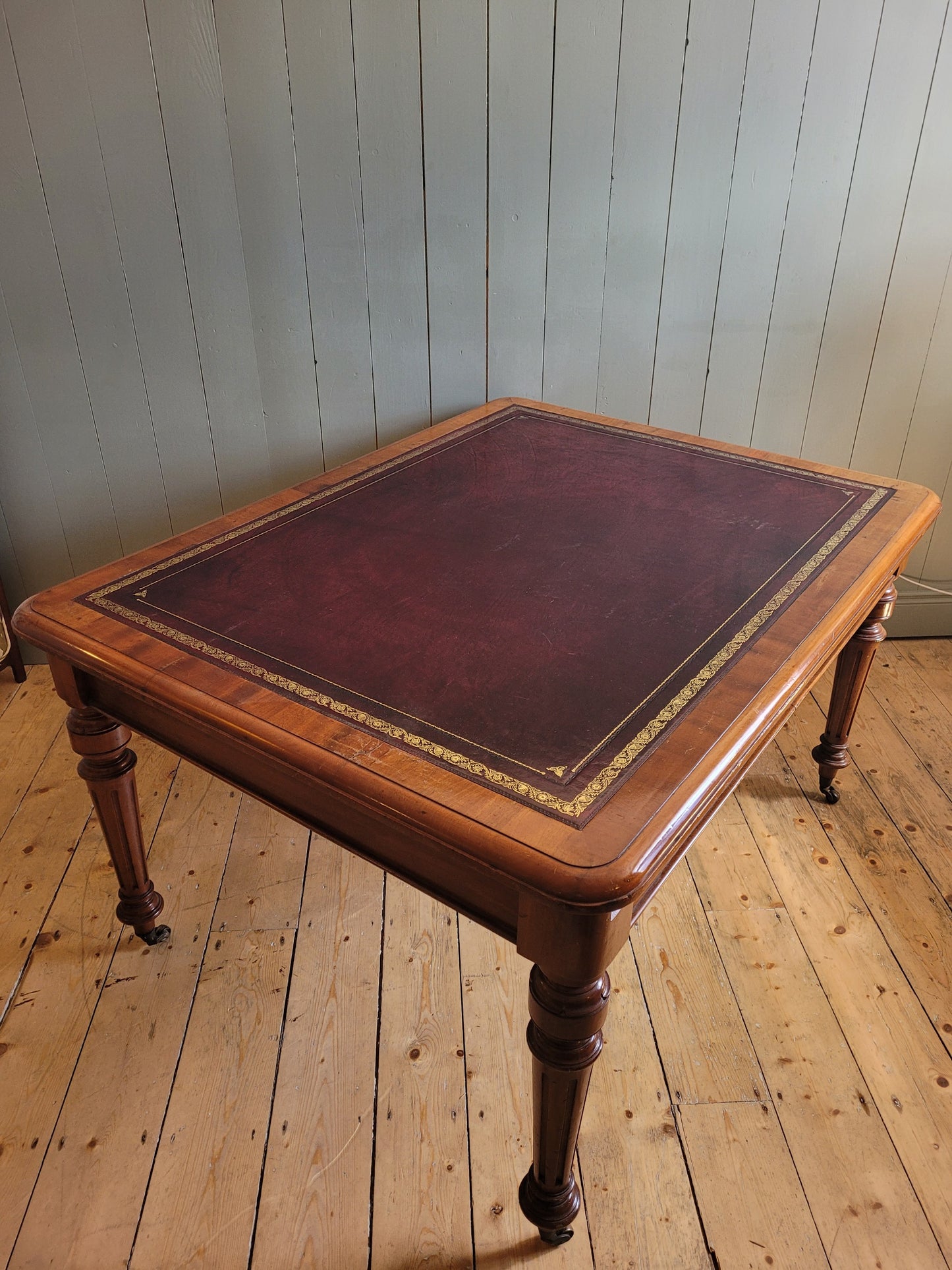 Victorian Partners Desk