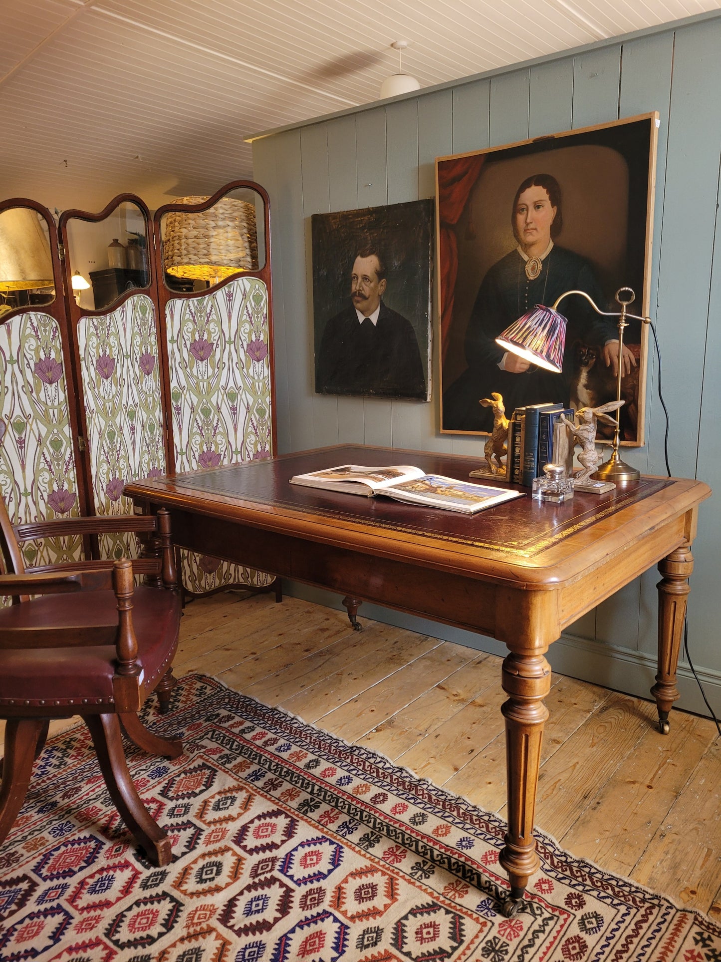 Victorian Partners Desk