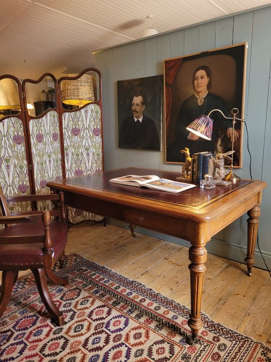 Victorian Partners Desk