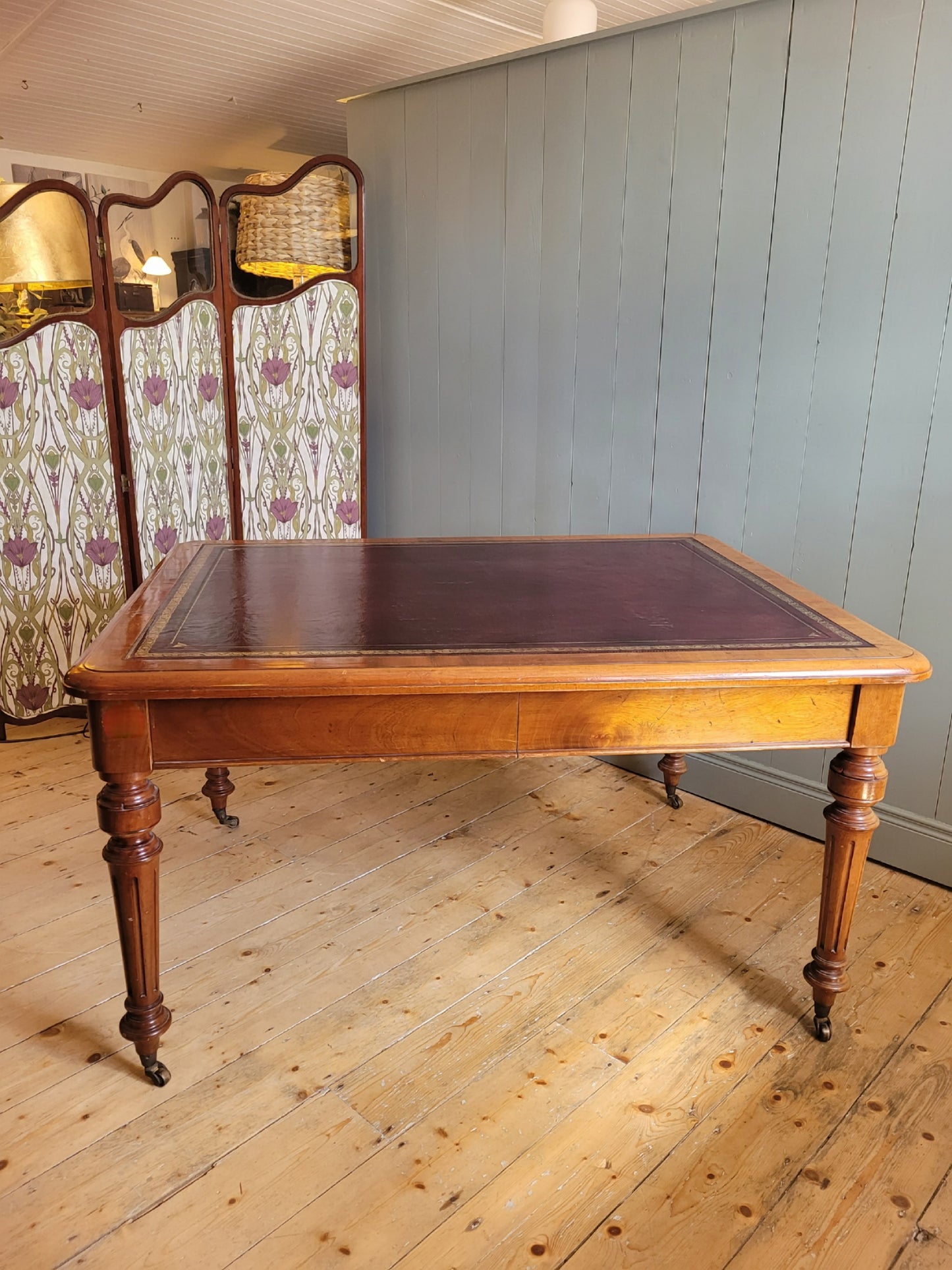 Victorian Partners Desk