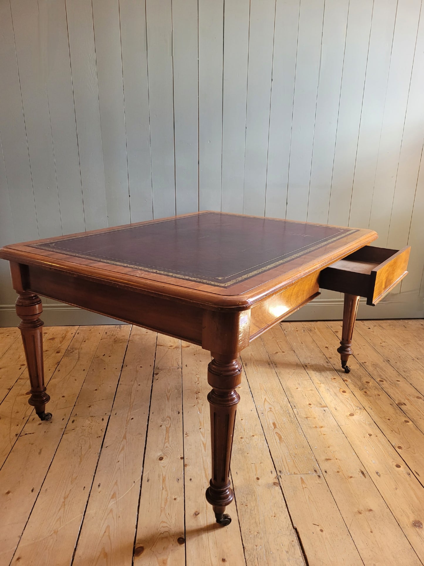 Victorian Partners Desk