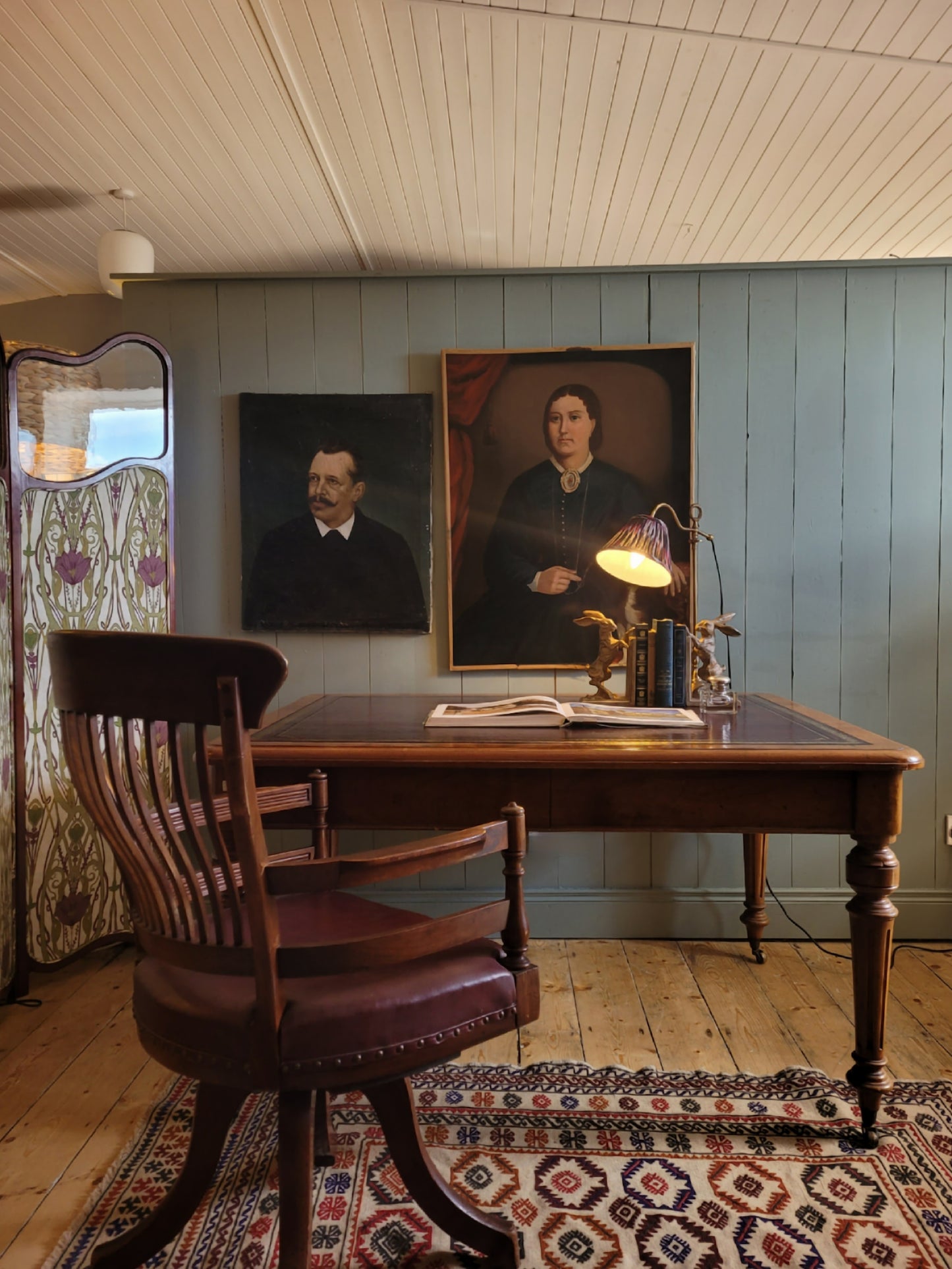 Victorian Partners Desk