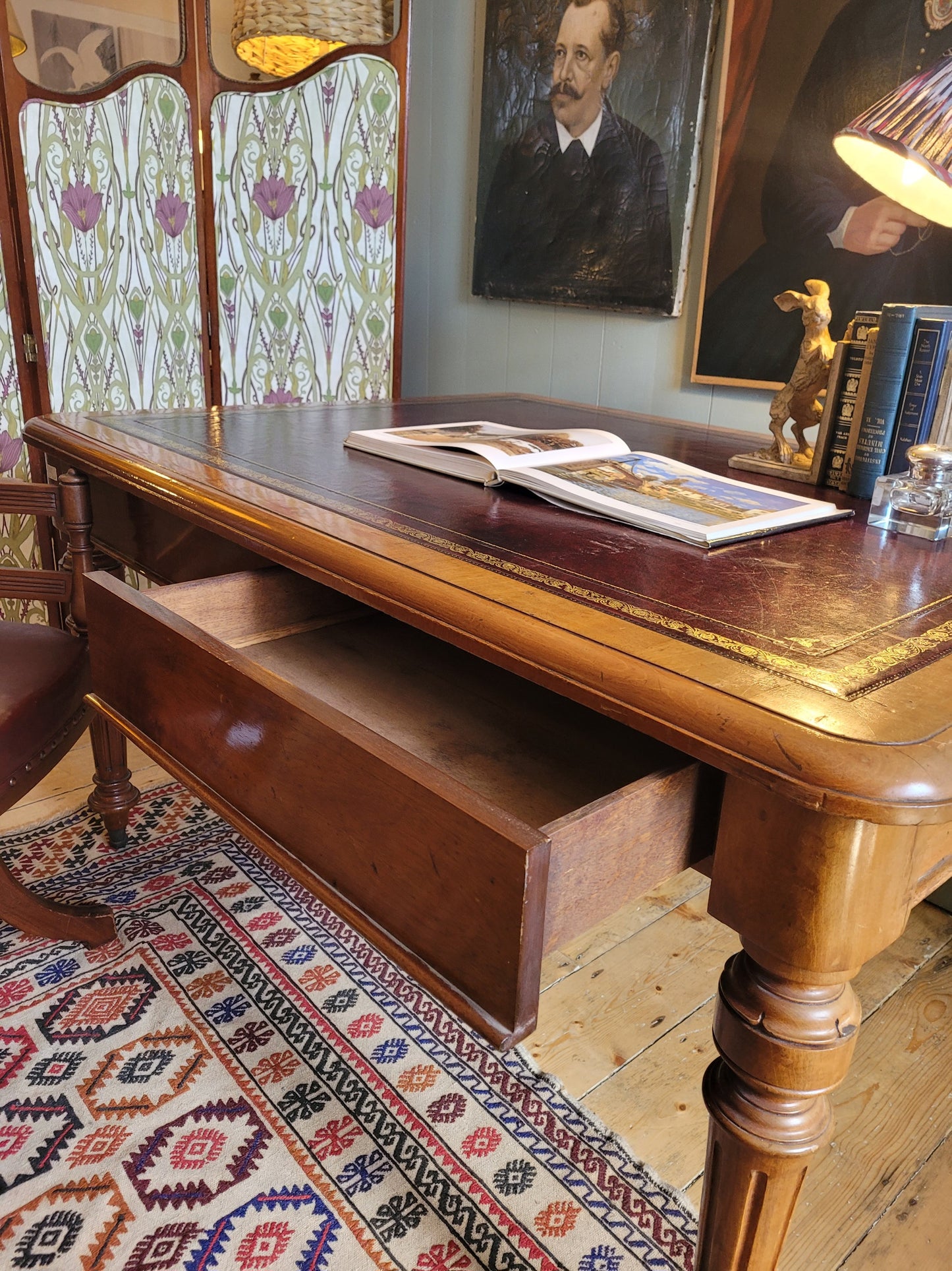 Victorian Partners Desk