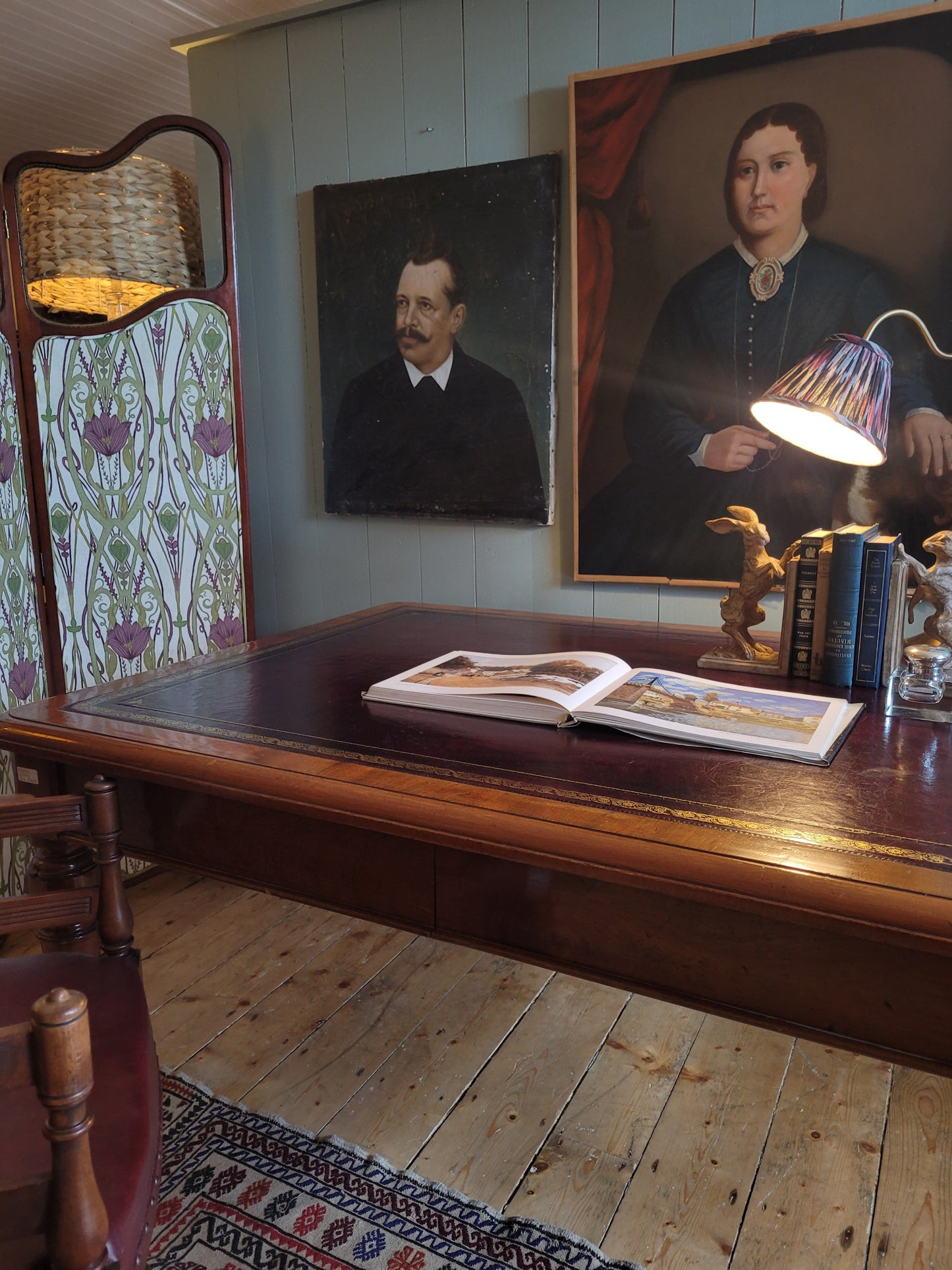 Victorian Partners Desk
