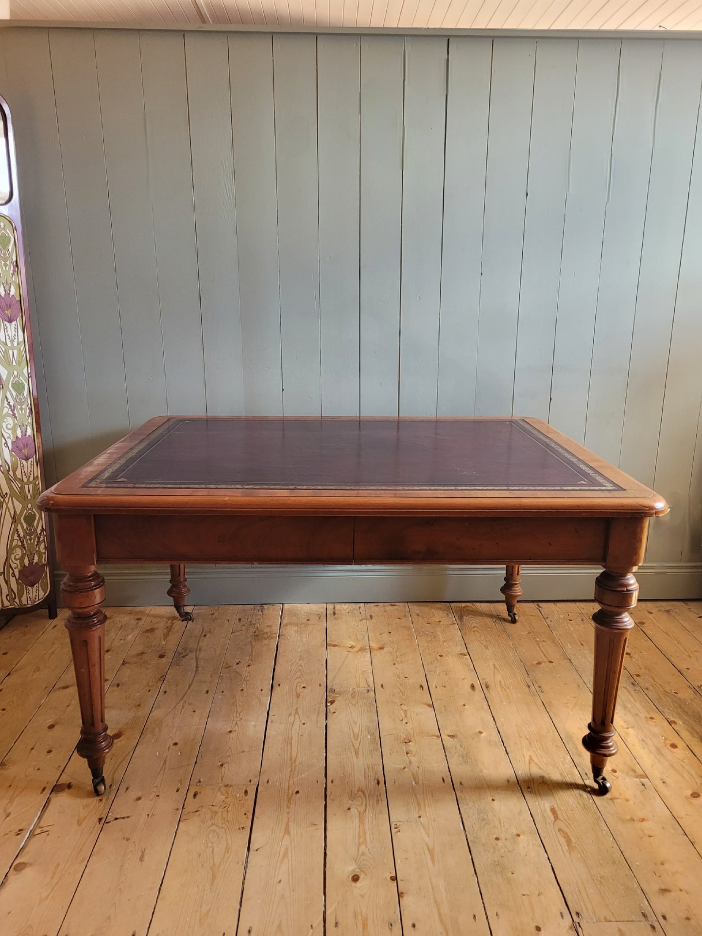 Victorian Partners Desk