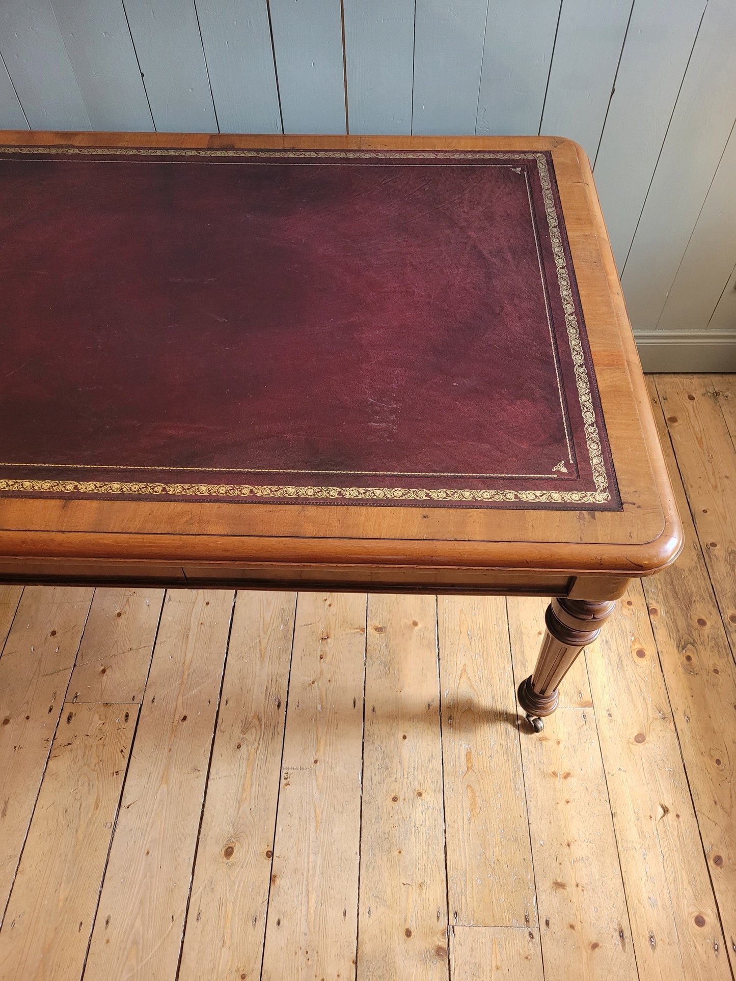 Victorian Partners Desk