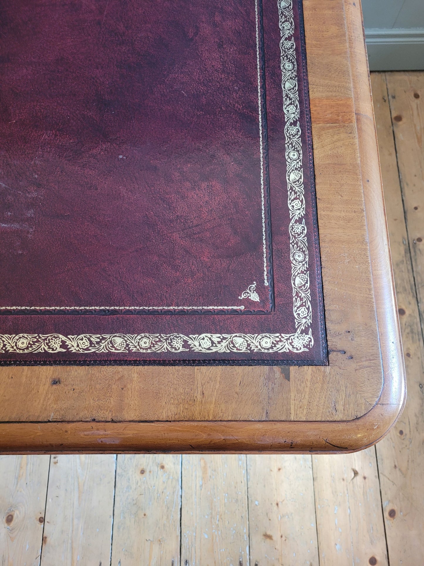 Victorian Partners Desk