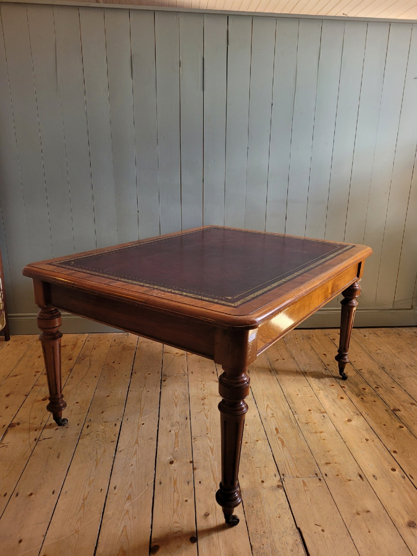 Victorian Partners Desk